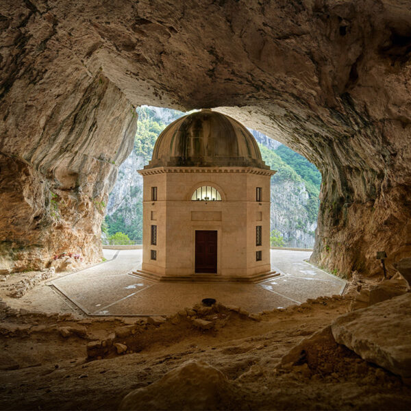 Tempio Valadier a Genga, nelle Marche