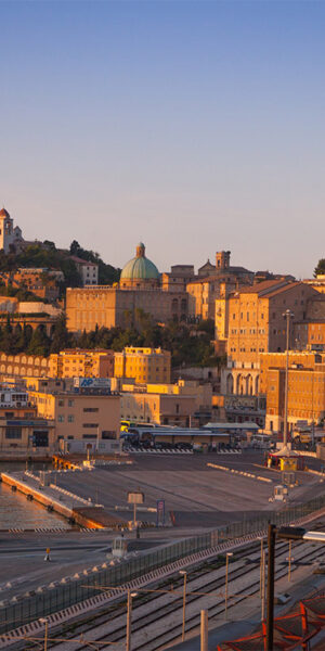 Vista del porto e della città di Ancona