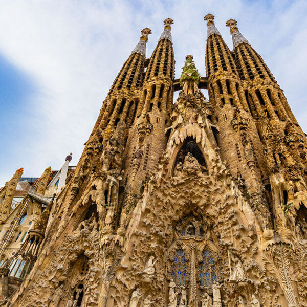 La Sagrada Familia vista dal basso