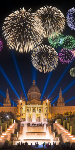 Fuochi d'artificio sotto la Fontana Magica di Barcellona