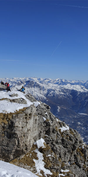 Alpinisti sulla cima del monte Grigna a Lecco