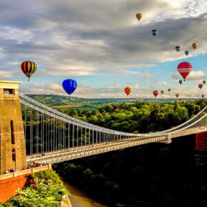 Mongolfiere in volo sopra la campagna inglese