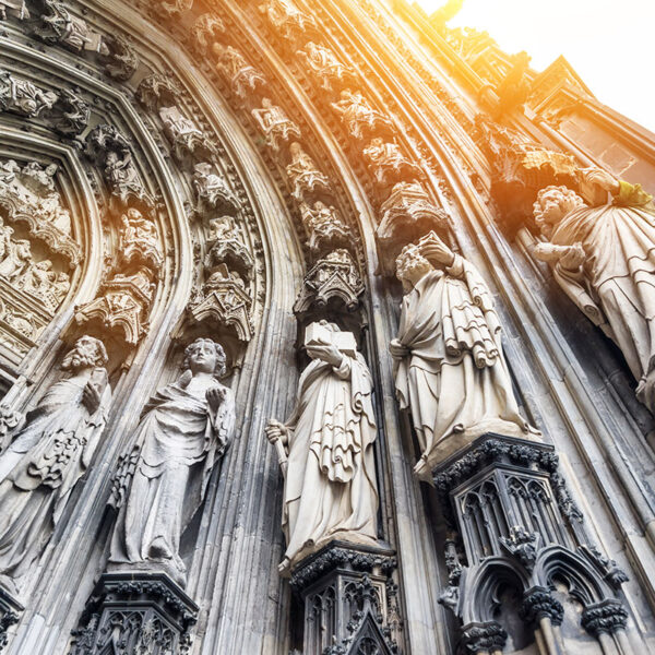 Le statue della facciata della cattedrale di Colonia illuminati dal sole