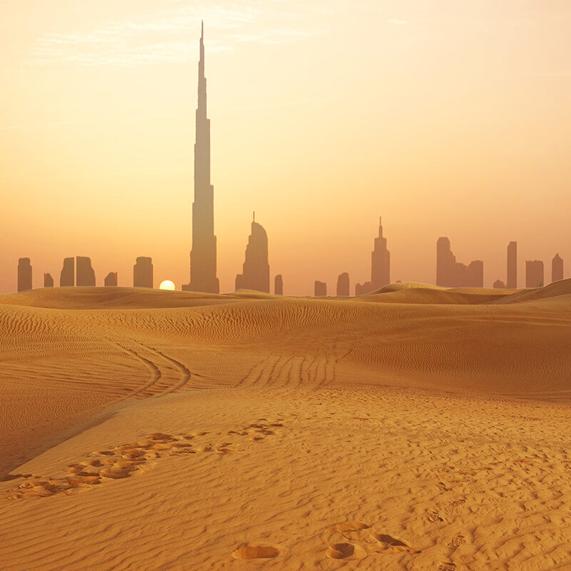 Skyline della città di Dubai all'alba visto dal deserto