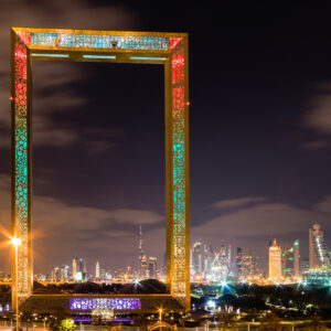 La cornice e lo skyline di Dubai di notte