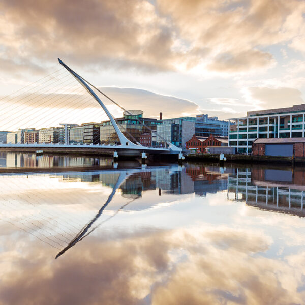 Samuel Beckett Bridge riflesso sul fiume Liffey