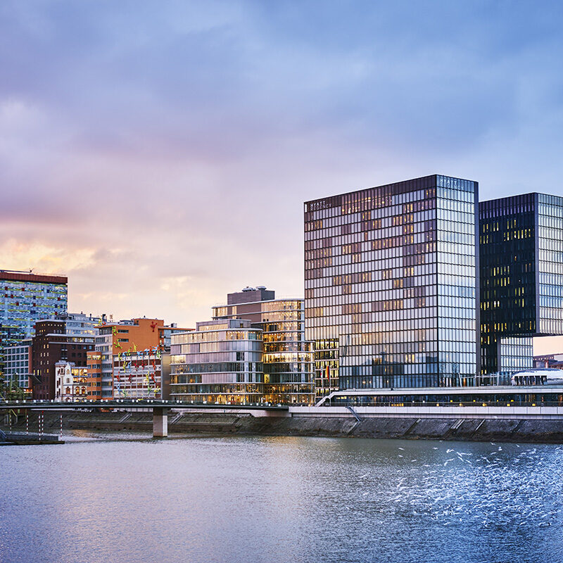Porto di Dusseldorf al crepuscolo