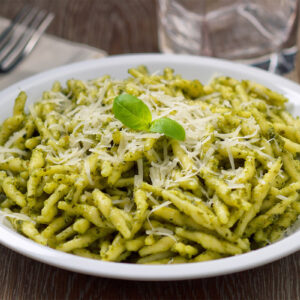 Pasta con il pesto, piatto tipico di Genova