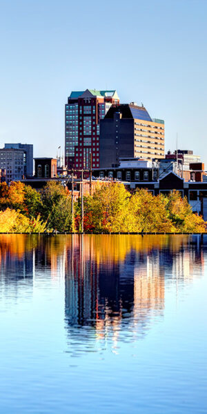 Skyline di Manchester riflesso sull'acqua in autunno