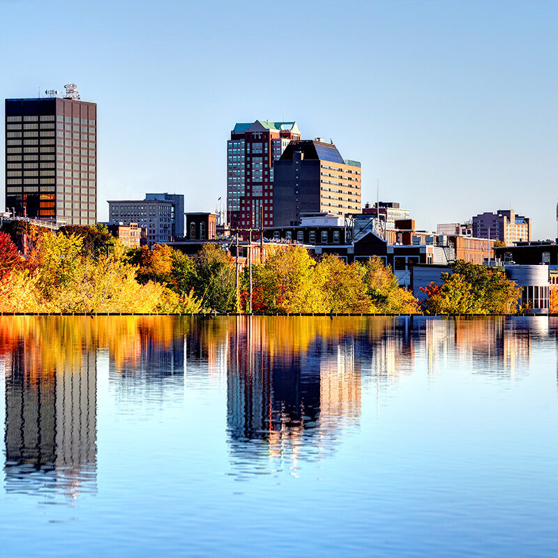 Skyline di Manchester riflesso sull'acqua in autunno