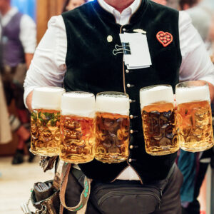 Camerie che trasporta le birre durante l'Octoberfest