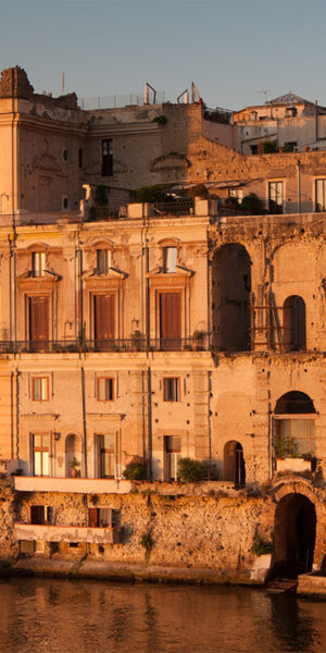 Alba su palazzo Donn'Anna Carafa a Posillipo