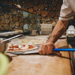 Pizzaiolo intento nella preparazione della pizza