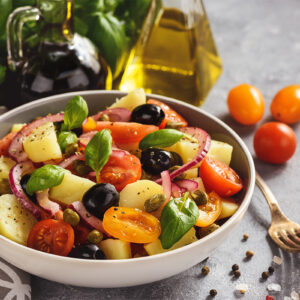 Insalata Pantesca con patate, pomodori, capperi, cipolla rossa tipica di Pantelleria