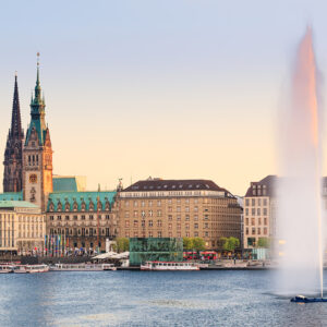 il municipio di Amburgo visto dal lago di Alster